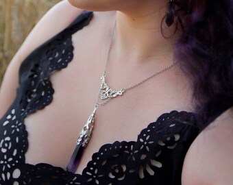 Collier "sorceress" avec estampe rococo et long pendentif en pierre améthyste ou onyx - bijou witchy sorcière paienne minérale énergétique