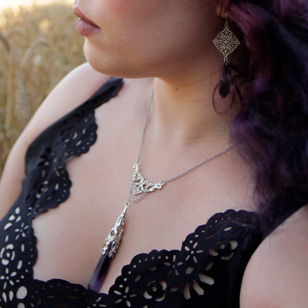 Collier "sorceress" avec estampe rococo et long pendentif en pierre améthyste ou onyx - bijou witchy sorcière paienne minérale énergétique