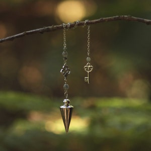 "Healing Sing"-pendel - spådomspendel i metall med vintagedekorationer och labradoritstenspärlor