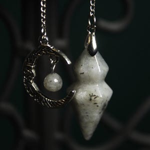 "Night Magic"-pendel - original labradoritpendel med halvmånehänge och stenpärla