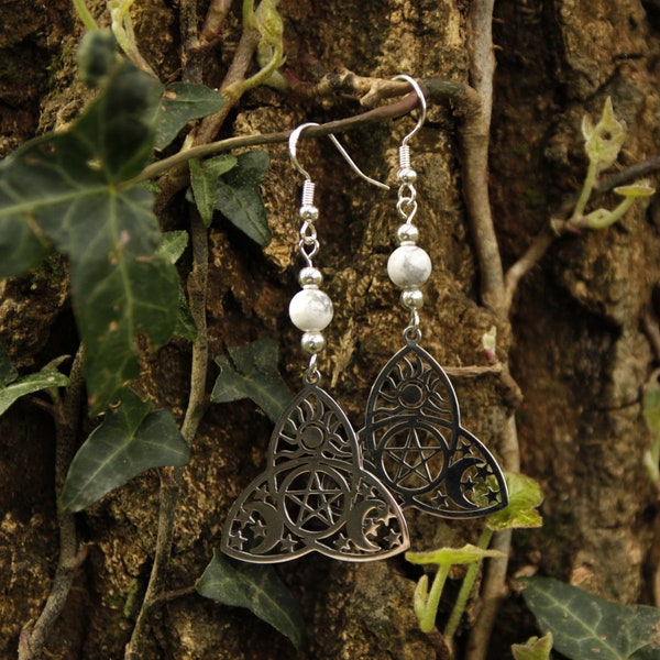 Boucles d'oreilles "Triquetra céleste" avec perles en pierre de howlite - bijou soleil lune celtique wicca magie blanche triskell sorciere