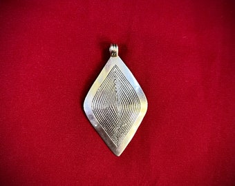 A very beautiful pendant in solid silver from Morocco.    The pendant has a Comic pattern = Spiral of Life = against the evil eye