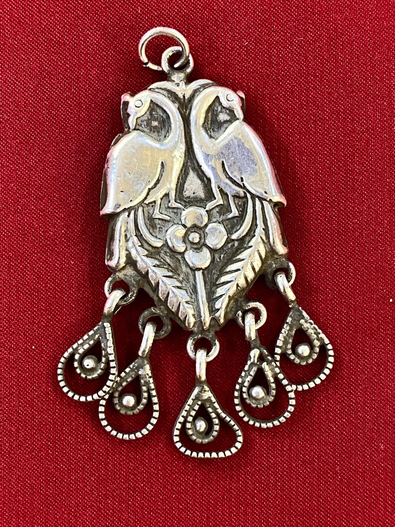 Former Rajasthane Vintage pendant in solid silver with an engraving of two Peacock Bird