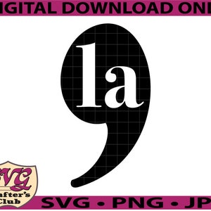 Puede incluir: Gráfico en blanco y negro del número "1a" en una fuente estilizada, con forma de coma. El gráfico es adecuado para su uso como descarga digital para proyectos de manualidades.