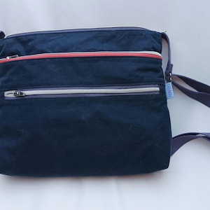 Handtasche mit vielen Reißverschlussfächern