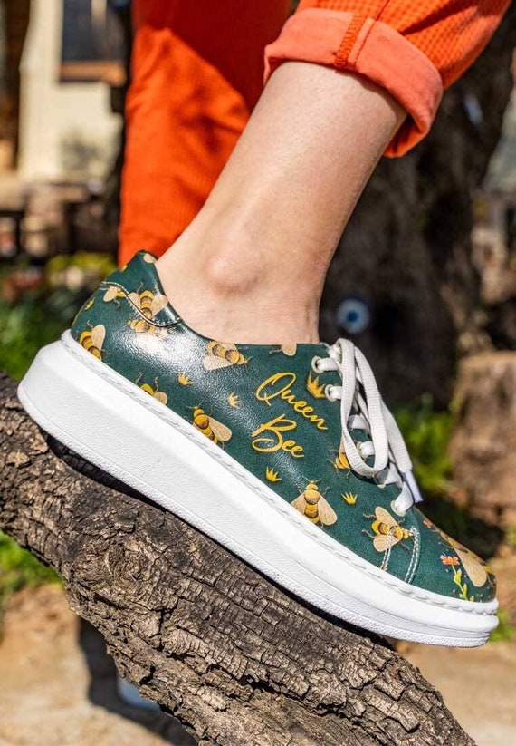 Dogo Baskets pour femmes Conception reine des abeilles Chaussures plates pour femmes Baskets a lacets Chaussures imprimees Baskets personnalisees Chaussures faites main Etsy Canada