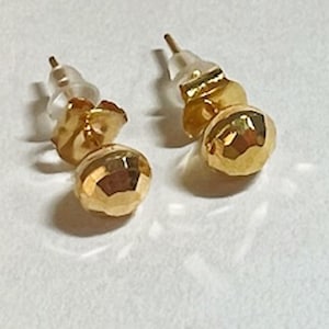 Uitstekende 22 kt massief gouden grote bol van 5 mm. STEUNOORBELLEN