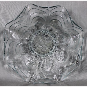 Bol de service vintage en verre transparent teinté bleu avec bords festonnés et motif floral
