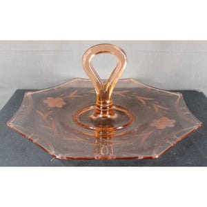 Roze achthoekig Heisy-glazen vintage dienblad van 11 inch met handvat in het midden en bloemendessin
