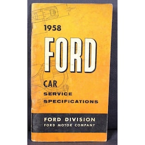 Puede incluir: Un manual de especificaciones de servicio de Ford Car de 1958. La portada es naranja con la palabra "FORD" en letras blancas grandes. La sección inferior es negra con el texto "FORD DIVISION FORD MOTOR COMPANY".