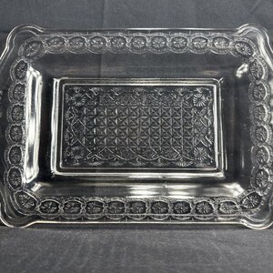 Antik McKee EAPG Brödfatstallrik Diagonalt Band Block- och Solfjädermönster Klarglas 13" Viktorianskt Samlarobjekt