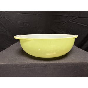 Vintage Pyrex 024 Lime Green Round 2-Quart Baking Casserole Dish