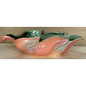 以下が含まれることがあります： 葉の形をしたセラミック製の装飾ボウル。ボウルは、ピンク、ピーチ、ティールなどの色のグラデーションが特徴です。デザインは光沢のある仕上がりで、ユニークで流れるような形をしており、インテリアに適しています。