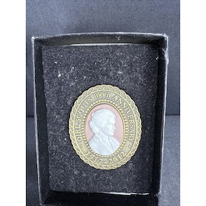 Pin de camafeo Juliette Gordon Low del centenario de las Girl Scouts (1912-2012), de bronce coleccionable con caja original.