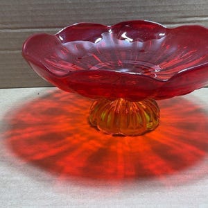 Compoteira em vidro artístico vermelho âmbar, estilo moderno de meados do século XX, com pedestal, em vidro âmbar rubi vintage, peça de coleção dos anos 1950.