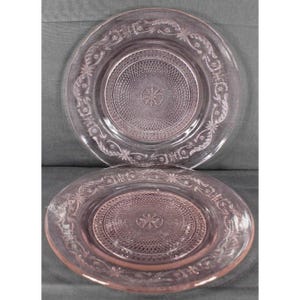 Set di 2 piatti piani in vetro pressato vintage Pink Rose KIG Malaysia Fleur De Lis
