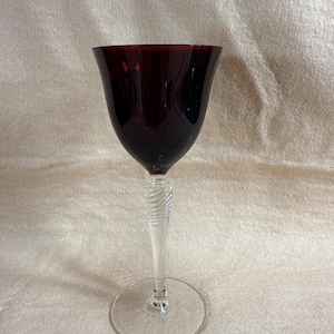 Copa de vino vintage de cristal rojo rubí con tallo transparente en espiral retorcida / Copa de cóctel gótica de 15 cm / Regalo para amantes del vino / Decoración para bar en casa