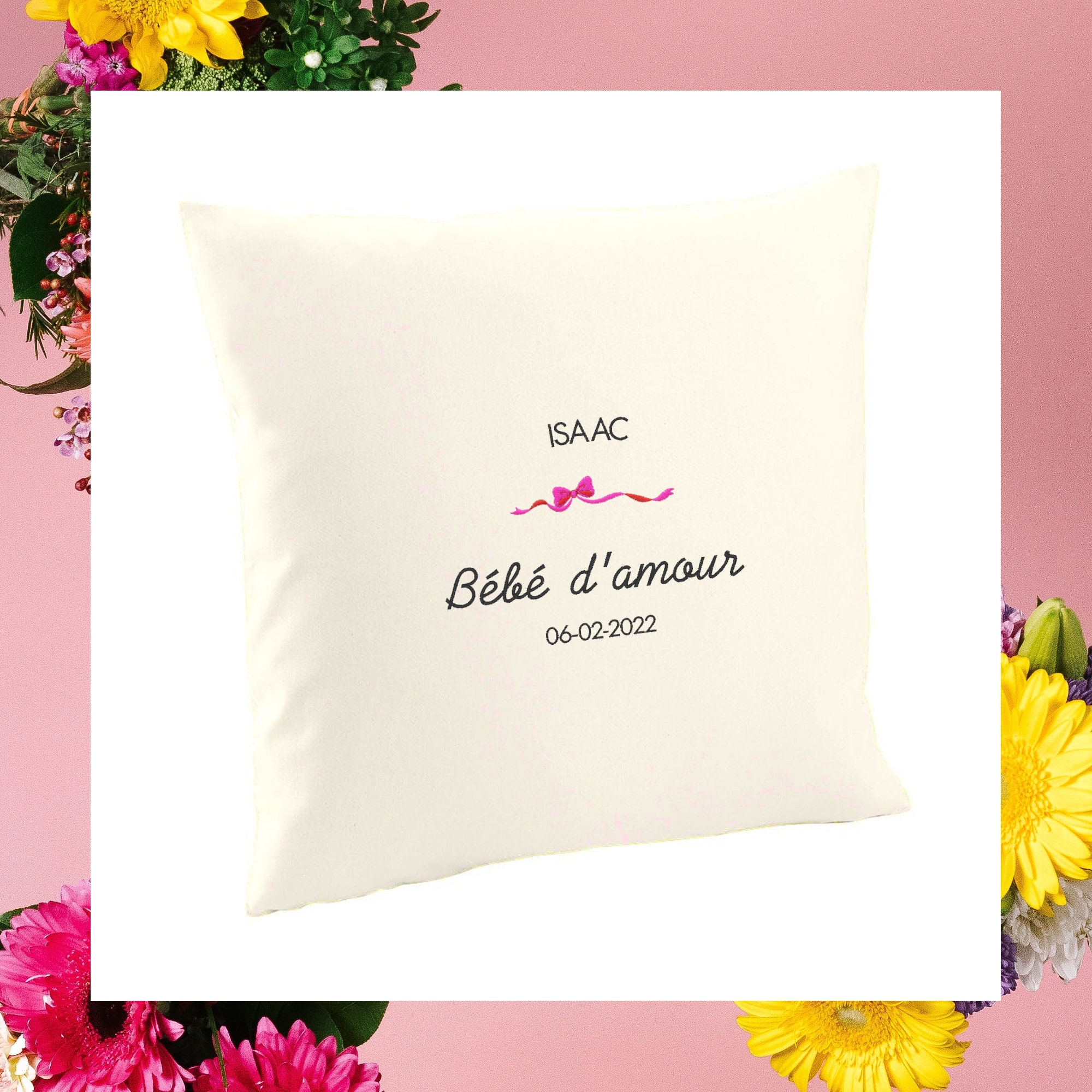 Coussin Brodé Personnalisable en Coton Écru Issu Du Commerce Équitable avec Motif Ruban Rose - Idée 