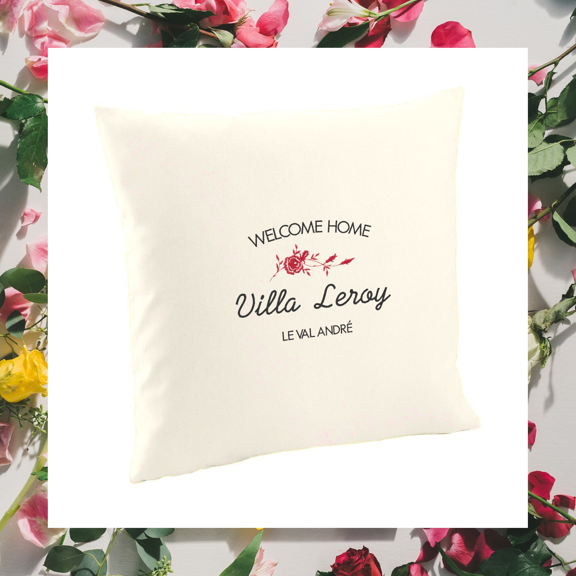 Coussin Brodé Personnalisable en Coton Écru Issu Du Commerce Équitable avec Motif Rose Rouge - Idée 