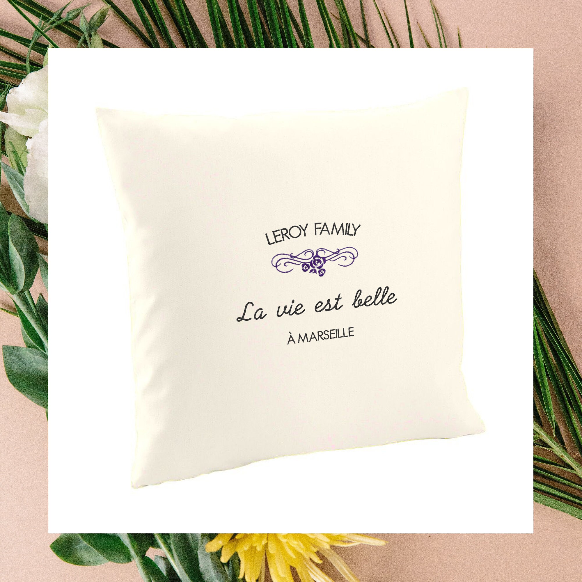 Coussin Brodé Personnalisable en Coton Écru Issu Du Commerce Équitable avec Motif Dentelle Violette 