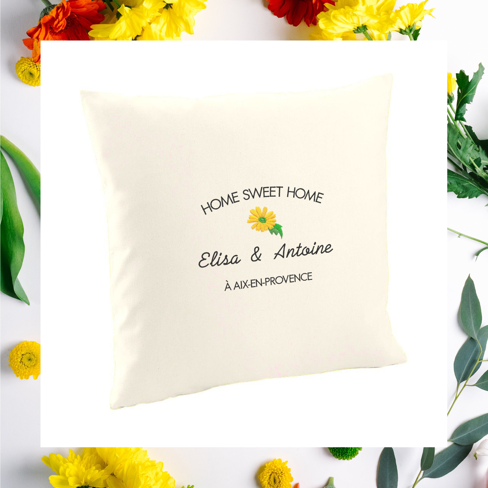 Coussin Brodé Personnalisable en Coton Écru Issu Du Commerce Équitable avec Motif Fleur Jaune - Idée