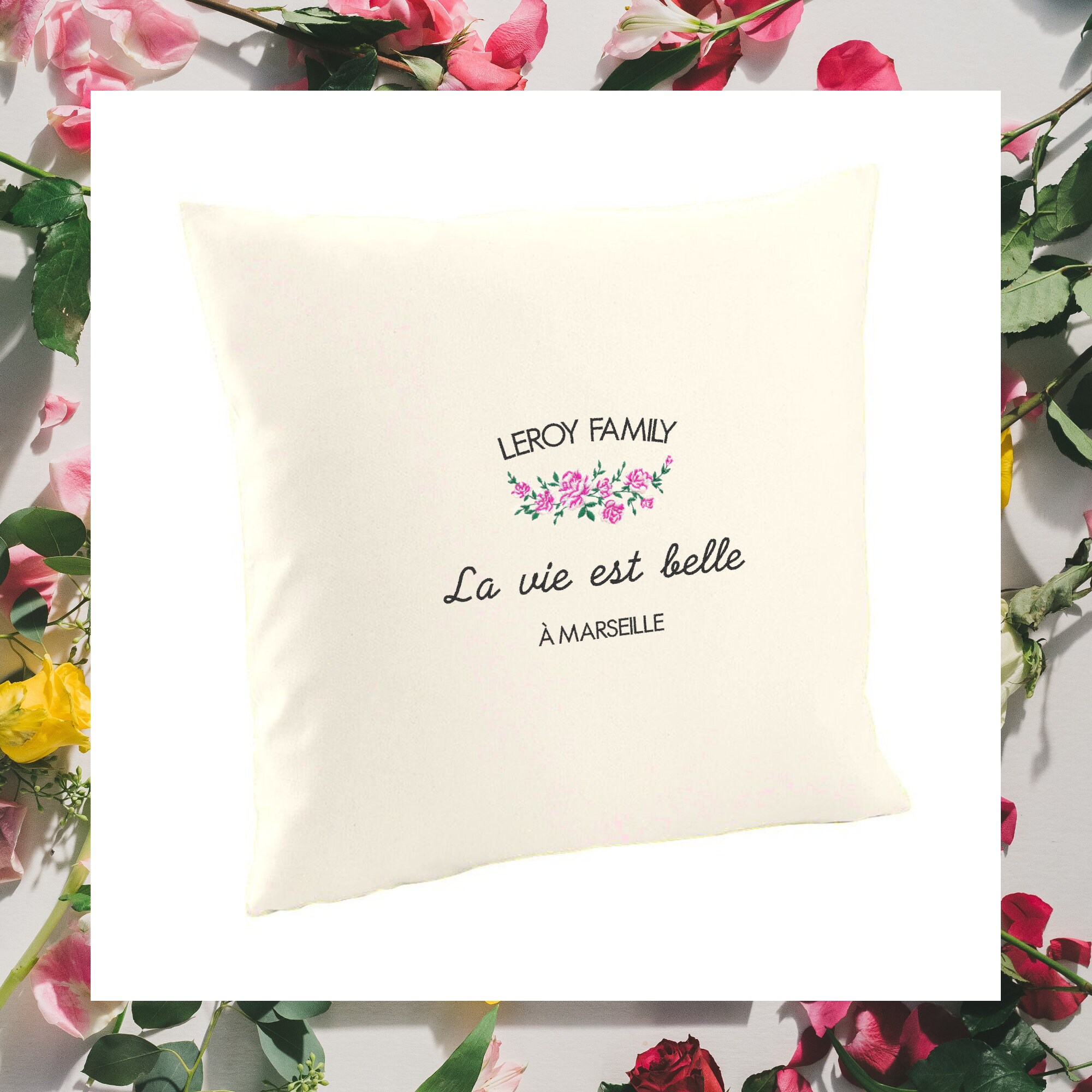Coussin Brodé Personnalisable en Coton Écru Issu Du Commerce Équitable avec Motif Bouquet de Roses -