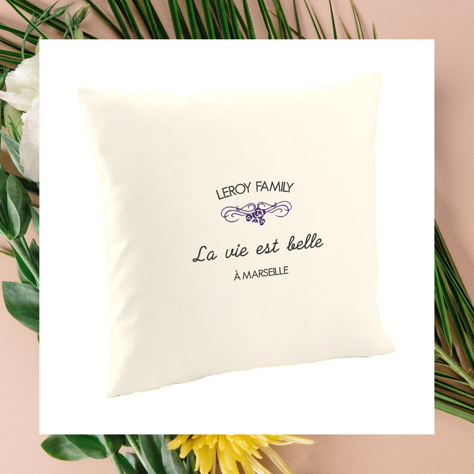 Coussin Brodé Personnalisable en Coton Écru Issu Du Commerce Équitable avec Motif Dentelle Violette 