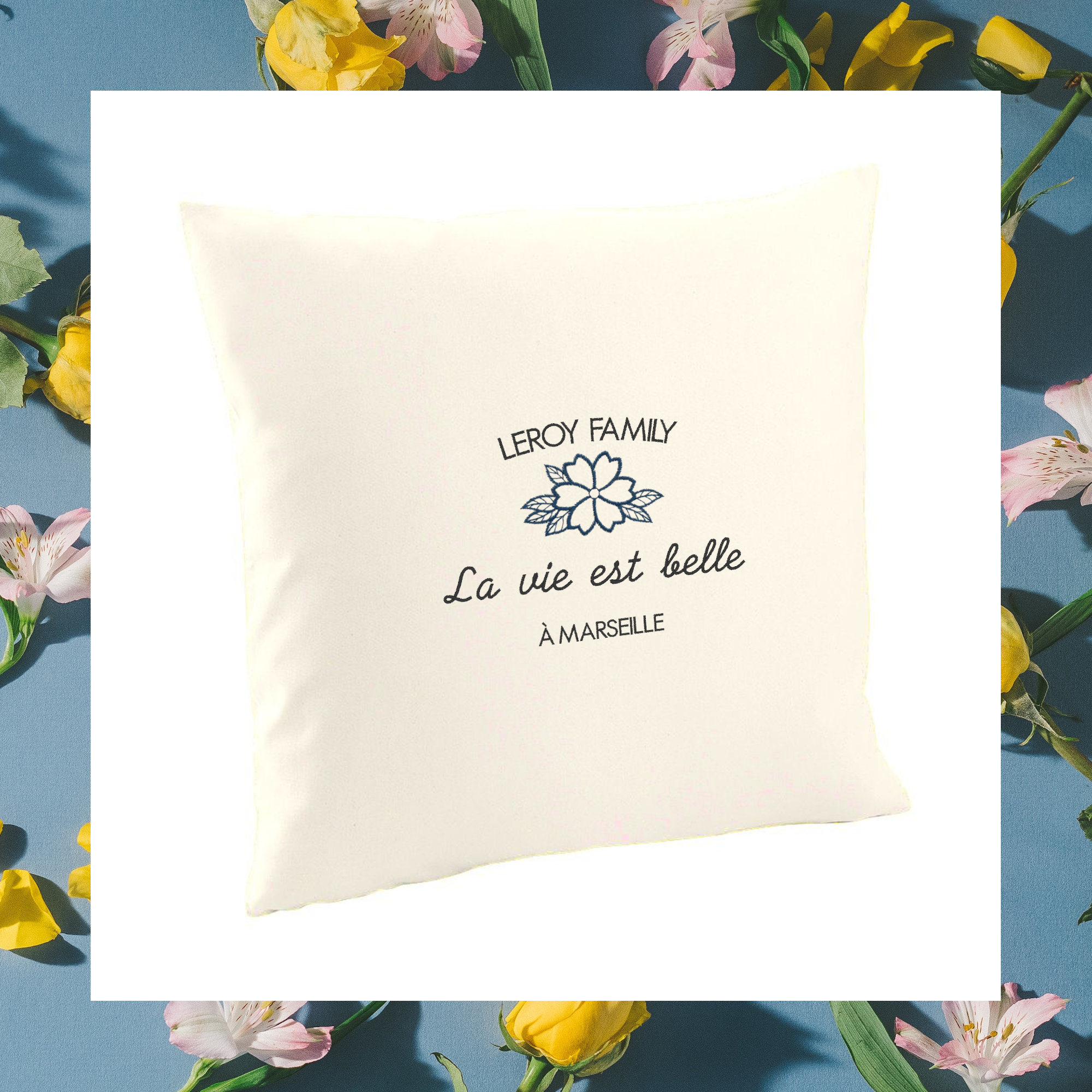Coussin Brodé Personnalisable en Coton Écru Issu Du Commerce Équitable avec Motif Grande Fleur Bleue