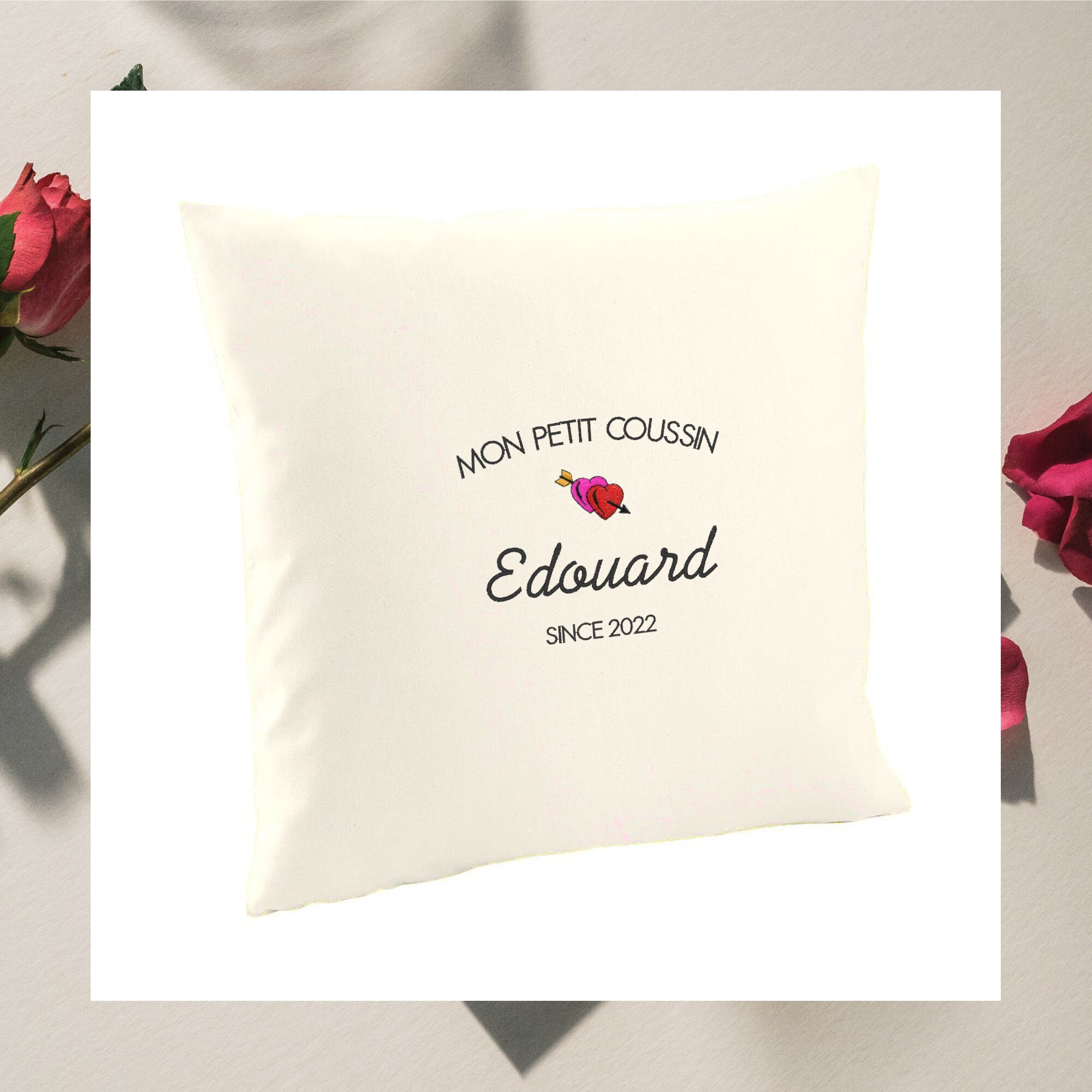 Coussin Brodé Personnalisable en Coton Écru Issu Du Commerce Équitable avec Motif Cœurs - Idée Cadea