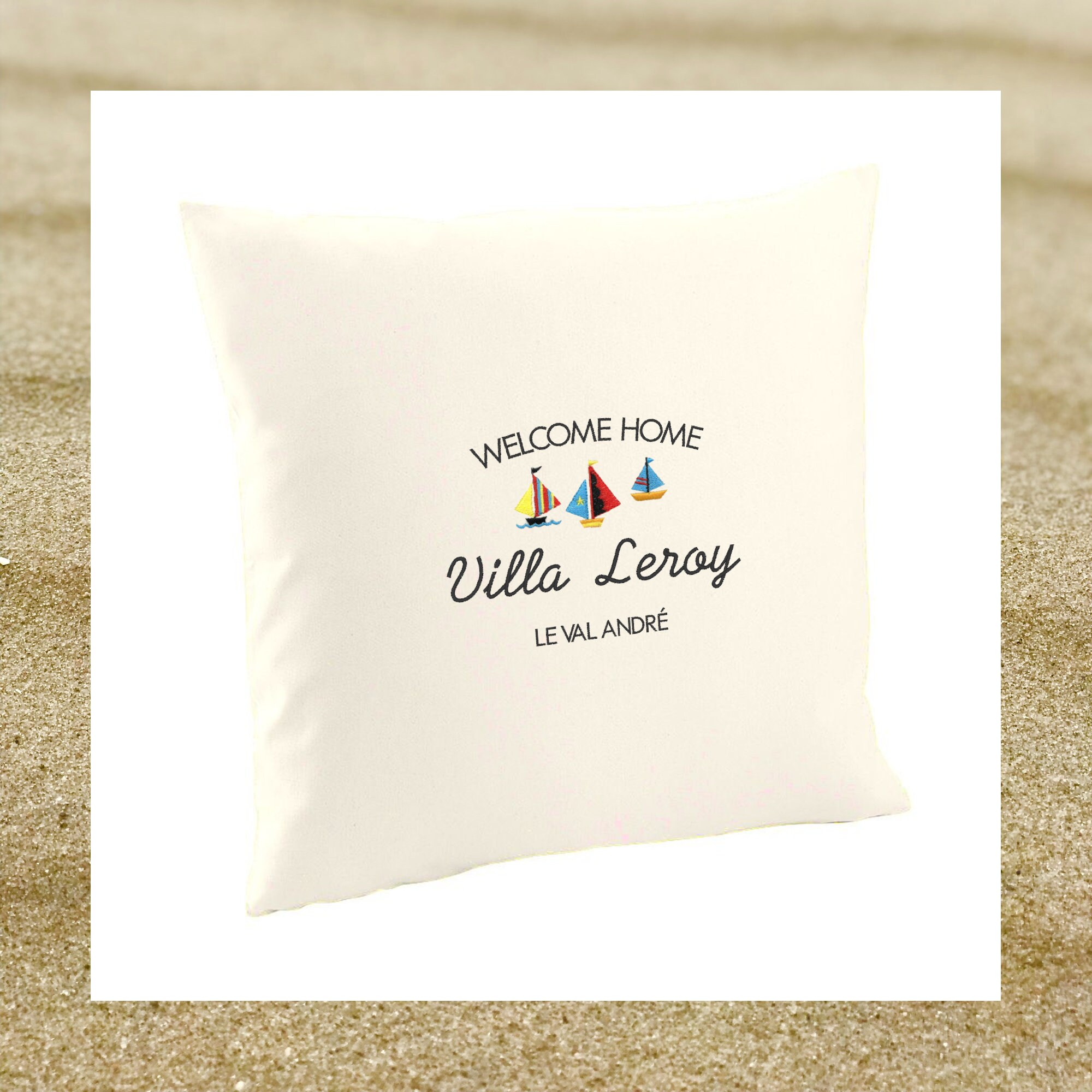 Coussin Brodé Personnalisable en Coton Écru Issu Du Commerce Équitable avec Motif Bateaux - Idée Cad