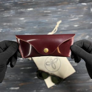 Estuche para gafas de cuero Shell Cordovan de primera calidad, hecho a mano.