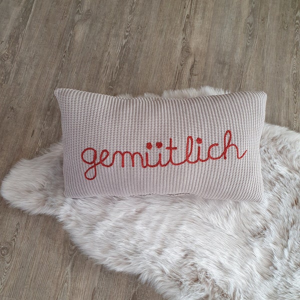 Kissen mit Schriftzug, Strickkissen mit gehäkelter Schrift, Kissen beige, Deko Kissen, Deko Geschenke, Geschenke für Sie, Kissen gemütlich