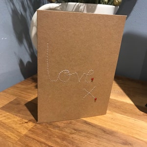 Liefde en een kus gestikt Wenskaart | Kraft gerecycled | Freemotion machine geborduurd | Uit de vrije hand geborduurde letters | Handgemaakte | liefde