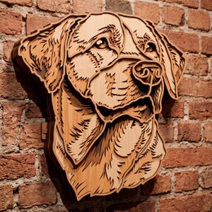 Puede incluir: Una pieza de arte mural de madera multicapa con forma de cabeza de Labrador Retriever. El diseño presenta detalles intrincados cortados con láser en madera de color marrón claro, creando un efecto tridimensional con capas apiladas.