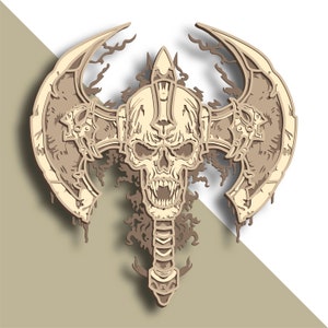 Könnte beinhalten: Ein detaillierter, komplizierter, beigefarbener Schädel mit Reißzähnen, eingebettet in ein dekoratives Axtdesign. Die Axt hat zwei geschwungene Klingen mit einem detaillierten, verzierten Design. Der Schädel und die Axt sind von einem wirbelnden, dekorativen Muster umgeben.