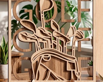 Könnte beinhalten: Wandkunst aus Holz zum Thema Golf mit dem Wort "GOLF" und einer detaillierten Darstellung von Golfschlägern in einer Tasche. Das Kunstwerk besteht aus geschichtetem Holz und erzeugt einen 3D-Effekt. Das Stück wird auf einem Holzständer präsentiert.
