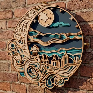 Puede incluir: Una pieza de arte mural circular de madera multicapa que presenta una luna creciente, una luna llena y estrellas sobre un paisaje urbano estilizado con olas. El diseño utiliza tonos de madera natural con acentos en azul y turquesa.