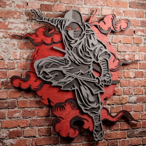 Peut inclure: Une décoration murale en bois multicouche représentant un ninja gris dans une pose de saut dynamique avec des yeux rouges brillants, sur fond de soleil rouge circulaire et de nuages rouges stylisés, avec des découpes détaillées.