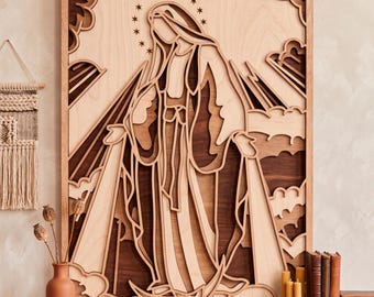 Pode incluir: Uma peça de arte de parede em madeira multicamadas com uma representação estilizada da Virgem Maria. O design utiliza tons de madeira claros e escuros para criar profundidade, mostrando uma figura com raios de luz e uma lua crescente.