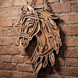 Peut inclure: Une décoration murale en bois multicouche représentant le profil d'une tête de cheval avec un harnais et des plumes décoratives suspendues au cou. L'objet est composé de panneaux de bois découpés au laser superposés pour créer du relief.