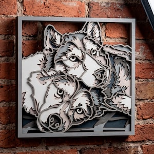 Peut inclure: Une décoration murale carrée composée de plusieurs couches de bois découpées représentant deux loups. L'œuvre utilise des nuances de blanc, de gris et de bleu foncé pour créer de la profondeur et de la texture, le tout dans un cadre gris.