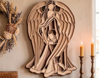 Peut inclure: Une décoration murale en bois multicouche représentant une figure d'ange aux grandes ailes déployées berçant un enfant. Le design présente diverses nuances de grain de bois naturel, créant de la profondeur grâce à des silhouettes découpées.