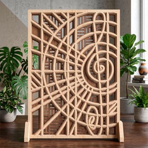 Pode incluir: Uma obra de arte de parede em madeira com um design em camadas. A obra apresenta um padrão geométrico com um motivo de nota musical. A peça é feita de madeira castanha clara e escura e é exibida em um suporte de madeira.