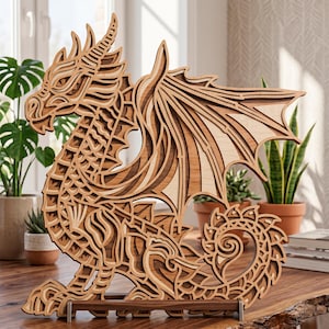 Puede incluir: Escultura de dragón de madera con un intrincado diseño en capas. El dragón está sentado, con alas detalladas y una cola enroscada. La escultura utiliza tonos de madera claros y oscuros.