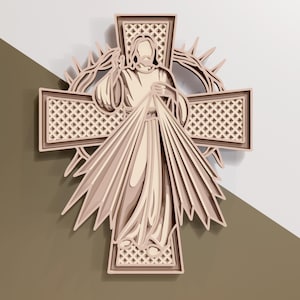 Puede incluir: Una cruz de madera en capas que representa a Jesús. La obra de arte utiliza tonos beige y marrón, con texturas detalladas. La cruz está sobre un fondo neutro. El diseño recuerda a un icono religioso.