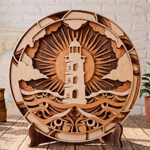 Puede incluir: Una obra de arte de madera en capas que representa un faro, el sol, nubes y olas. El diseño circular está sostenido por un soporte de madera. La obra utiliza tonos marrones y beige, creando un efecto tridimensional.