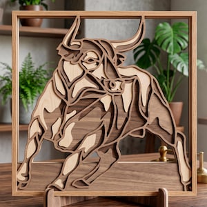 Peut inclure: Sculpture en bois représentant un taureau, avec un design en couches et un cadre en bois clair. Le taureau est représenté dans une pose dynamique, avec des détails et des nuances de marron et de beige. L'œuvre est présentée sur un socle en bois.