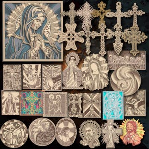 Puede incluir: Una colección de obras de arte en madera en capas con temas religiosos. Incluye representaciones de cruces, la Virgen María, Jesús y otras escenas bíblicas. Las piezas son de varias formas y tamaños, con diseños detallados y paletas de colores neutras.