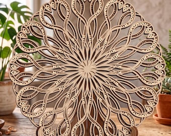 Könnte beinhalten: Dekoratives Holz-Mandala mit aufwendigen, mehrschichtigen Designs in Brauntönen. Das kreisförmige Kunstwerk wird auf einem Holzständer präsentiert und zeigt ein detailliertes, symmetrisches Muster. Das Stück steht vor einem natürlichen Hintergrund mit Pflanzen.
