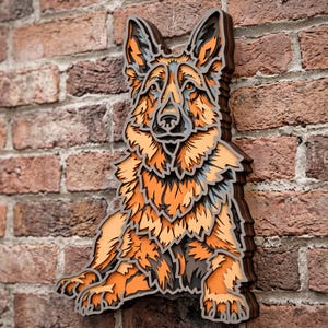 Pode incluir: Uma peça de arte de parede multicamadas que retrata um cão pastor alemão. A obra é construída com camadas empilhadas cortadas a laser em tons de laranja, castanho, castanho escuro e cinzento, criando uma representação dimensional do canino.
